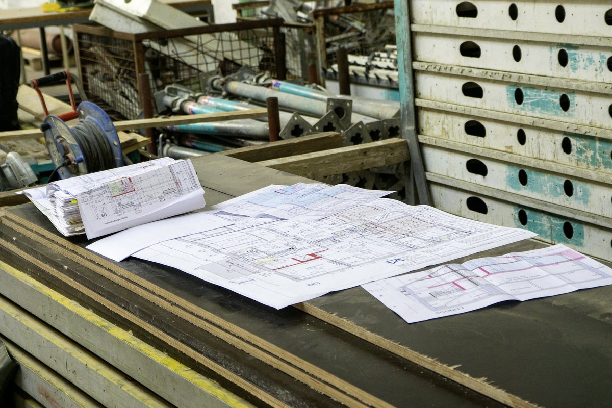 Baupl&auml;ne und Schalungsmaterial auf einer Scheulen-Baustelle