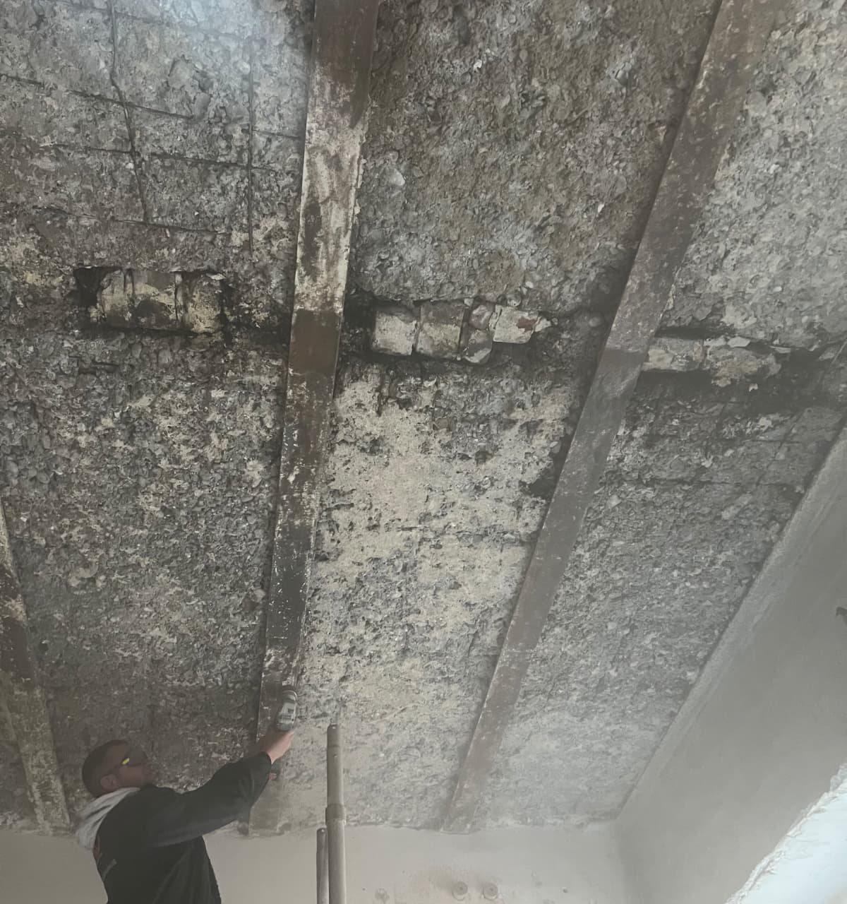 Betoninstandsetzung an einer gesch&auml;digten Betondecke