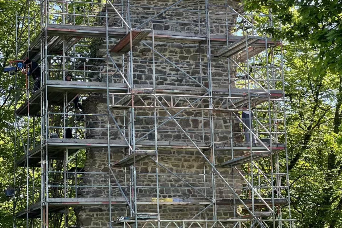 Eingerüsteter historischer Turm bei der denkmalgerechten Sanierung