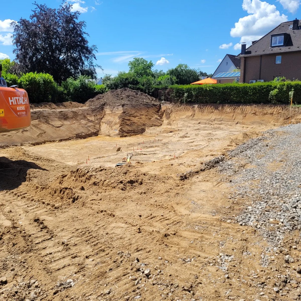 Ausgehobene Baugrube mit Erdarbeiten in Willich