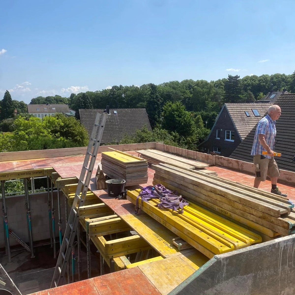 Baumaterial und Schalung auf einer Neubau-Baustelle