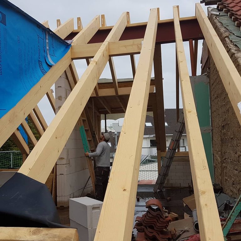 Neuer Dachstuhl aus Holz bei einem Umbau