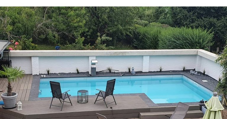 Poolanlage im Au&szlig;enbereich