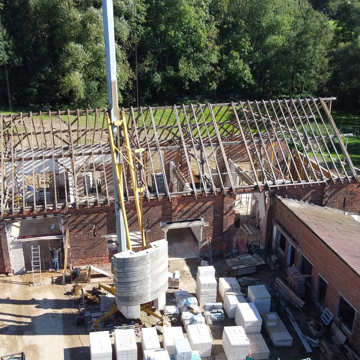 Dachstuhl-Rohbau von oben auf einer Baustelle am Niederrhein